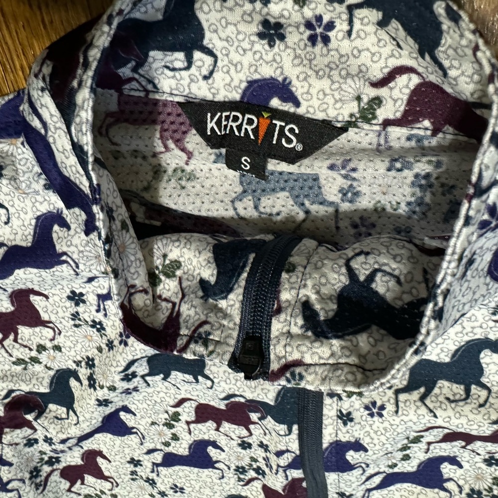Womens Kerrits Aire Ice Fill Horse Oyster Print Half Zio Pullover Top. Size S